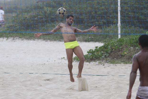 Daniel joga futevôlei na praia da Barra da Tijuca, Zona Oeste do Rio (Foto: Dilson Silva/Ag News)