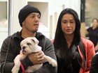 Gracyanne Barbosa e Belo passeiam com cachorro em shopping