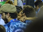 Sophie Charlotte e Daniel Oliveira vão a Sapucaí e trocam beijos