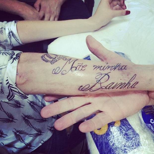 Bárbara Evans faz tatuagem em estúdio em São Paulo (Foto: Instagram/ Reprodução)
