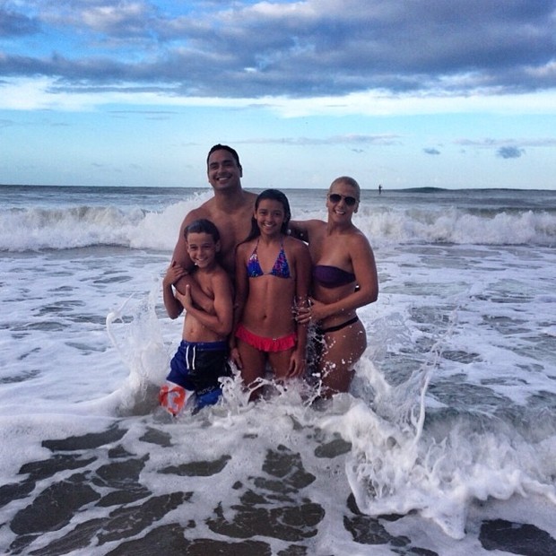 Carla Perez e Xanddy com os filhos Camilly Victória e Victor Alexandre, em praia em Natal (Foto: Instagram/ Reprodução)