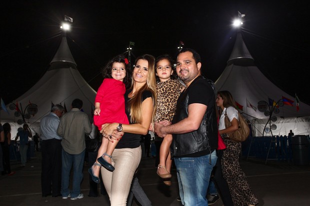 Luciano com a mulher e as filhas no Cirque du Soleil (Foto: Manuela Scarpa / Foto Rio News)