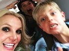 Filhos ‘roubam’ celular de Britney Spears e dão susto na cantora