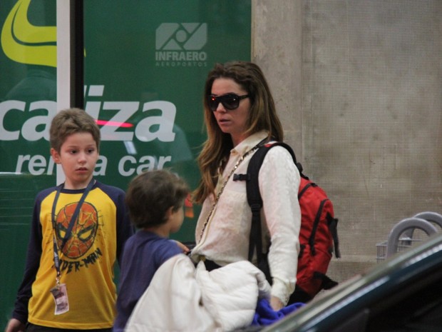 Giovanna Antonelli com o filho Pietro em aeroporto no Rio (Foto: Rodrigo Sauzo/ Foto Rio News)