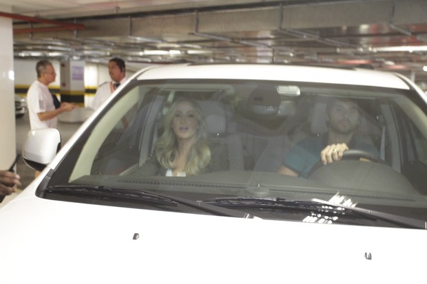 Claudia Leitte e marido chegando de carro em coletiva (Foto: Fred Pontes / Divulgação)