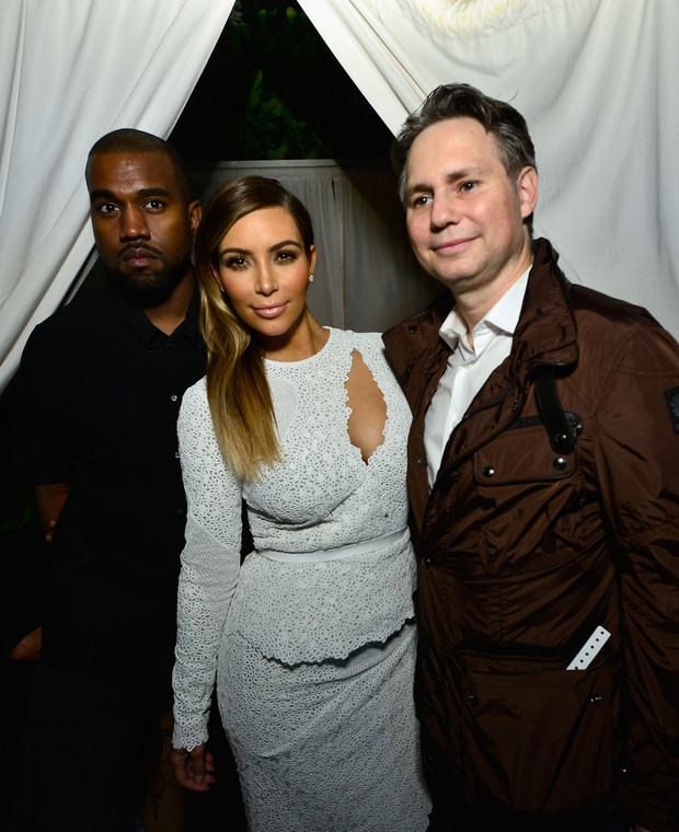 Kanye West, Kim Kardashian e Jason Binn em evento em Miami, nos Estados Unidos (Foto: Eugene Gologursky/ Getty Images )
