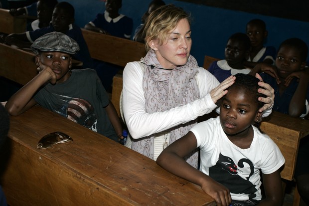 Madonna com os filhos (Foto: AMOS GUMULIRA / AFP)