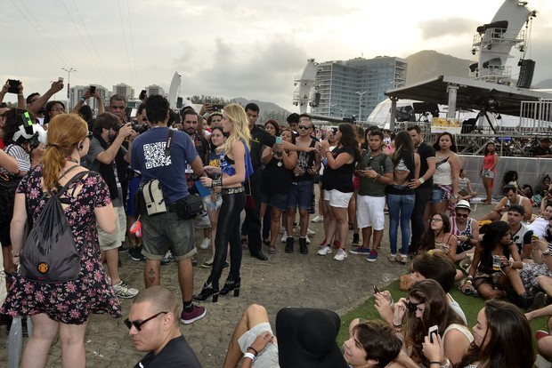  Fiorella Mattheis é assediada por fãs no Rock in Rio (Foto: Roberto Teixeira/EGO)