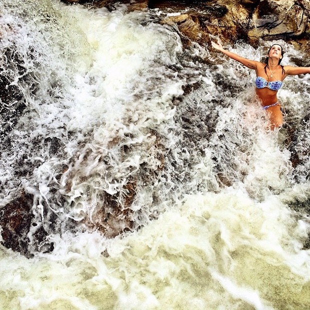 Deborah Secco em cachoeira (Foto: Instagram/ Reprodução)
