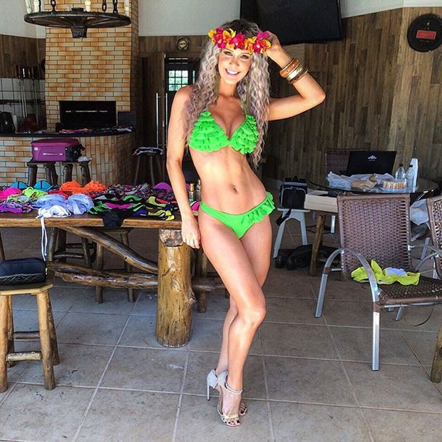 Ex-BBB Tatiele Polyana posa de biquíni (Foto: Instagram/ Reprodução)