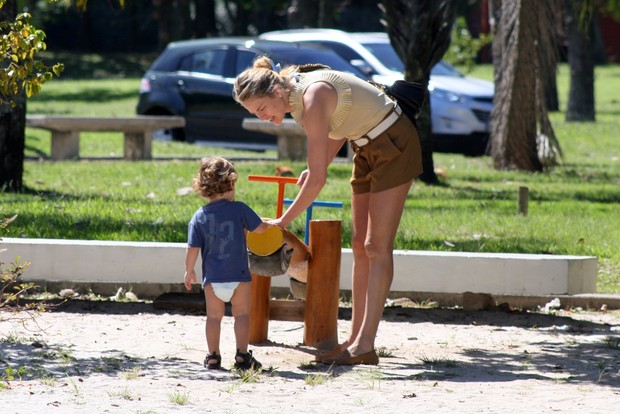 Letícia Birkheuer passeia com o filho na Lagoa (Foto: JC Pereira / Foto Rio News)