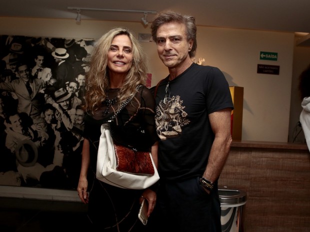 Bruna Lombardi e o marido, Carlos Alberto Riccelli, em teatro em São Paulo (Foto: Rafael Cusato/ Foto Rio News)