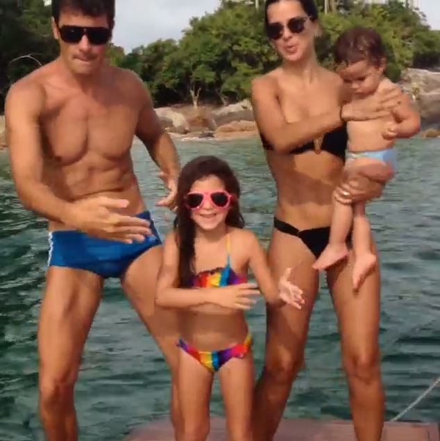Vera Viel, Rodrigo Faro e filhas dançando em barco (Foto: Instagram / Reprodução)