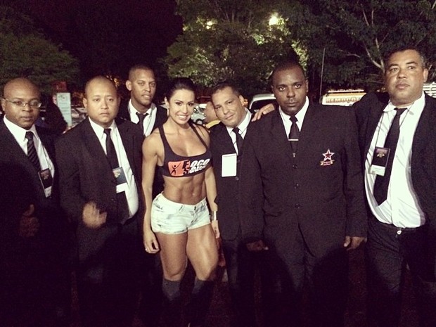 Gracyanne Barbosa posa com seguranças no Arnold Classic Brasil 2014, no Rio (Foto: Instagram/ Reprodução)