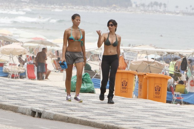 A atriz Ana Lima caminha na orla do Leblon com amiga  (Foto: Gil Rodrigues /  FotoRioNews)