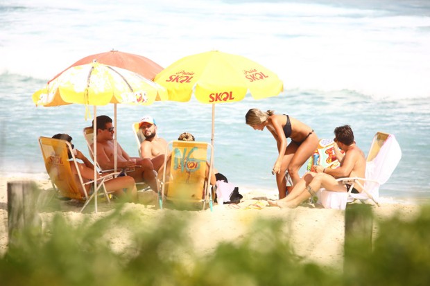 Thiago Martins Na praia de grumari (Foto: GABRIEL RANGEL/AGNEWS)