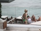 No dia do show, Britney Spears relaxa na piscina do hotel com filhos
