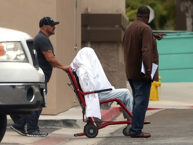 Amanda Bynes é levada de cadeira de rodas para ala psiquiátrica em hospital de Los Angeles, nos Estados Unidos (Foto: AKM-GSI Brasil/ Splash News)