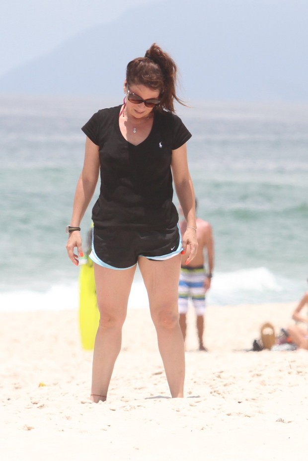Giovanna Antonelli se exercita na praia (Foto: Wallace Barbosa/AgNews)