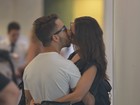 Junior Lima beija e anda de mãos dadas com a namorada em aeroporto