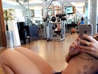 Mariana Goldfarb mostra barriga e tatuagens em selfie na academia