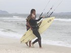 Cristiane Dias pratica kitesurf em praia do Rio 
