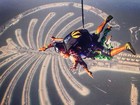 Corajosa! Eliana salta de paraquedas em Dubai e posta registro