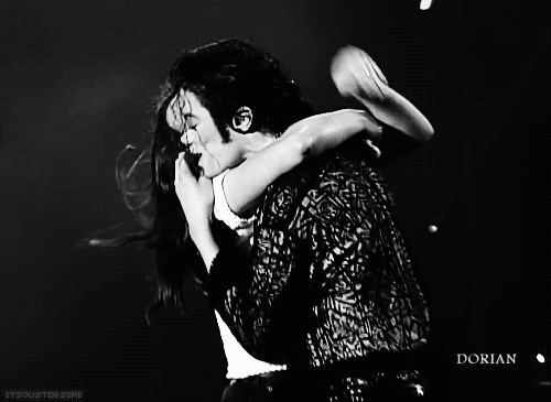 Michael Jackson com fã no palco (Foto: Reprodução)