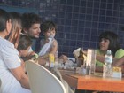 Separados, Daniel Oliveira e Vanessa Giácomo almoçam em família 