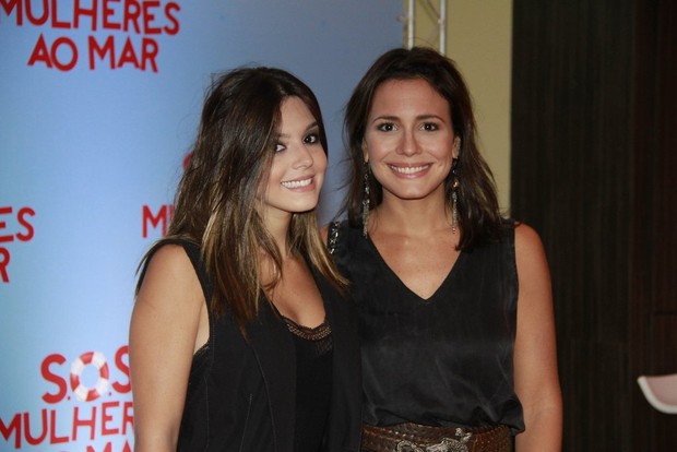 Giovanna Lancellotti e Juliana Knust em pré-estreia no Rio (Foto: Isac Luz / EGO)