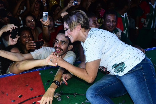 Susana Vieira se esparrama no chão do palco para tirar selfie com fãs (Foto: William Oda / AgNews)