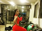 Ex-BBB Priscila Pires malha usando macacão vermelho justinho