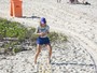 Christine Fernandes faz treino funcional em praia do Rio
