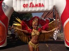 Rainha de bateria da Mocidade desfila em escola de samba de Londres