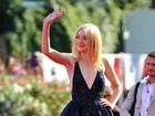 Dakota Fannning usa decotão em première no Festival de Veneza