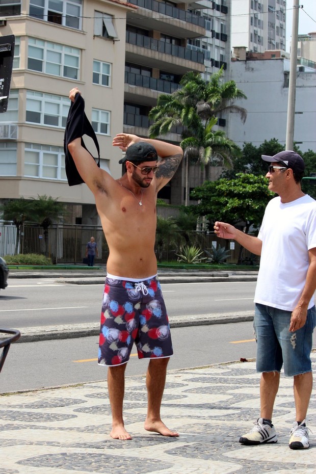 Marcelo, ex-BBB, em praia no RJ (Foto: Fabio Moreno/Photo RioNews)