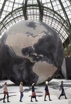 Chanel cria globo gigantesco para cenário do desfile de inverno, em Paris