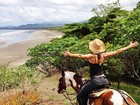 Gisele Bündchen posta foto cavalgando na praia: 'Bom dia'