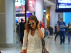 Marina Ruy Barbosa usa look de R$ 40 mil para embarcar em aeroporto