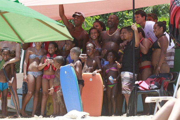 Mr. Catra e filhos na praia de Búzios, no Rio de Janeiro (Foto: Dilson Silva / Agnews)