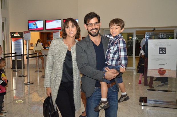 Juliano Cazarre com a esposa e o filho (Foto: Léo Marinho/ Ag. News)