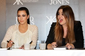 Kim Kardashian com a irmã Khloe Kardashian no lançamento de coleção de bolsas em Sidney, na Austrália. (Foto: Getty Images/ Agência)