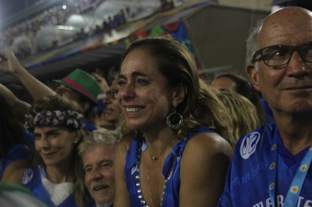 Cissa Guimarães emocionada no desfile da Mangueira (Foto: ANDRÉ MOREIRA / BRAZIL NEWS)