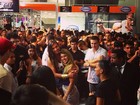 Nicole Bahls posta foto rodeada de fãs em evento no Rio