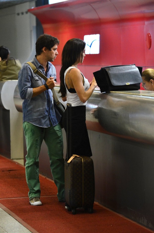 Deborah Secco no aeroporto (Foto: William Oda / AgNews)