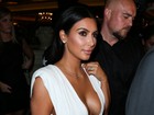 Kim Kardashian quase mostra demais em aniversário