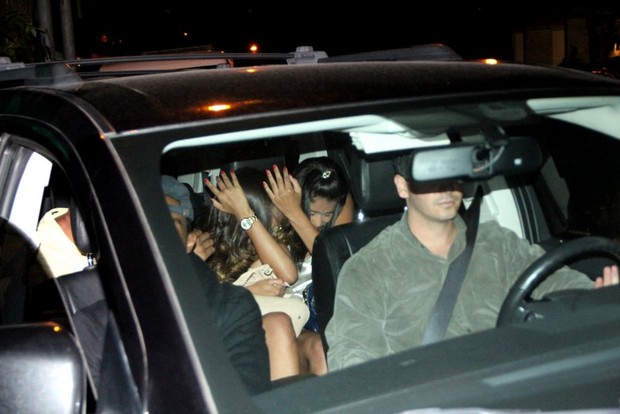 Justin Bieber no carro após deixar a termas (Foto: Francisco Silva/Agnews)