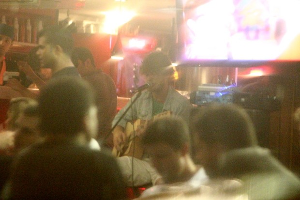 Tom Rezende toca em bar na Zona Oeste do Rio (Foto: Delson Silva/ Ag. News)