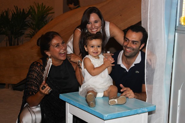 Laura com os pais Mariana Belém e Cristiano Saab e a avó Fafa de Belém (Foto: Manuela Scarpa/ Foto Rio News)