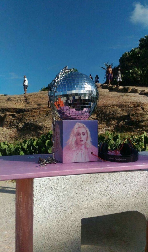 Bola de Katy Perry no Arpoador (Foto: Reprodução/Twitter)